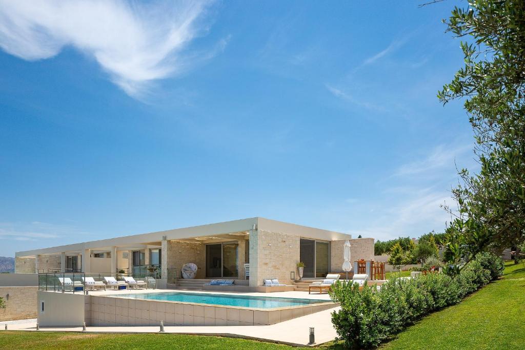 Bazén v ubytovaní Elias Luxury Villa alebo v jeho blízkosti