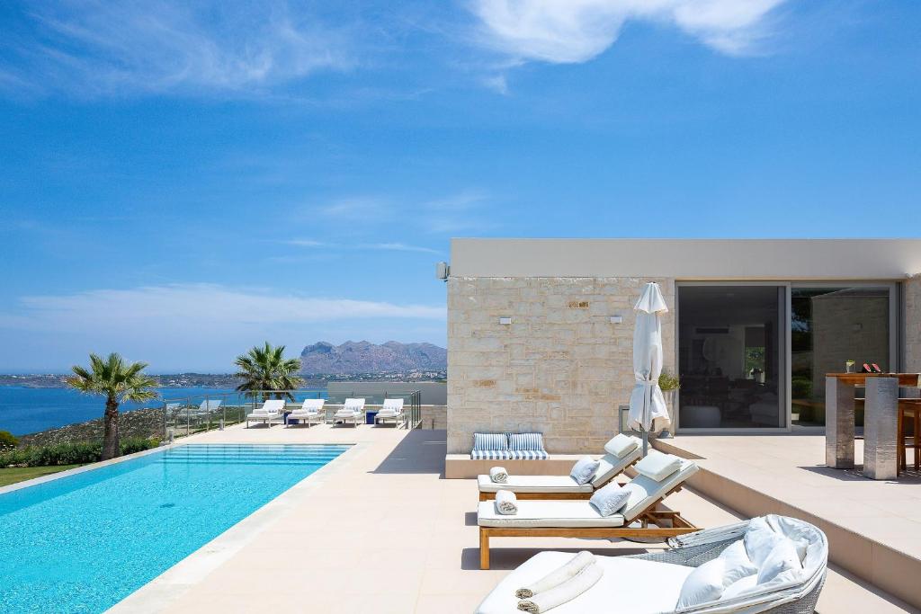 Bazén v ubytovaní Elias Luxury Villa alebo v jeho blízkosti