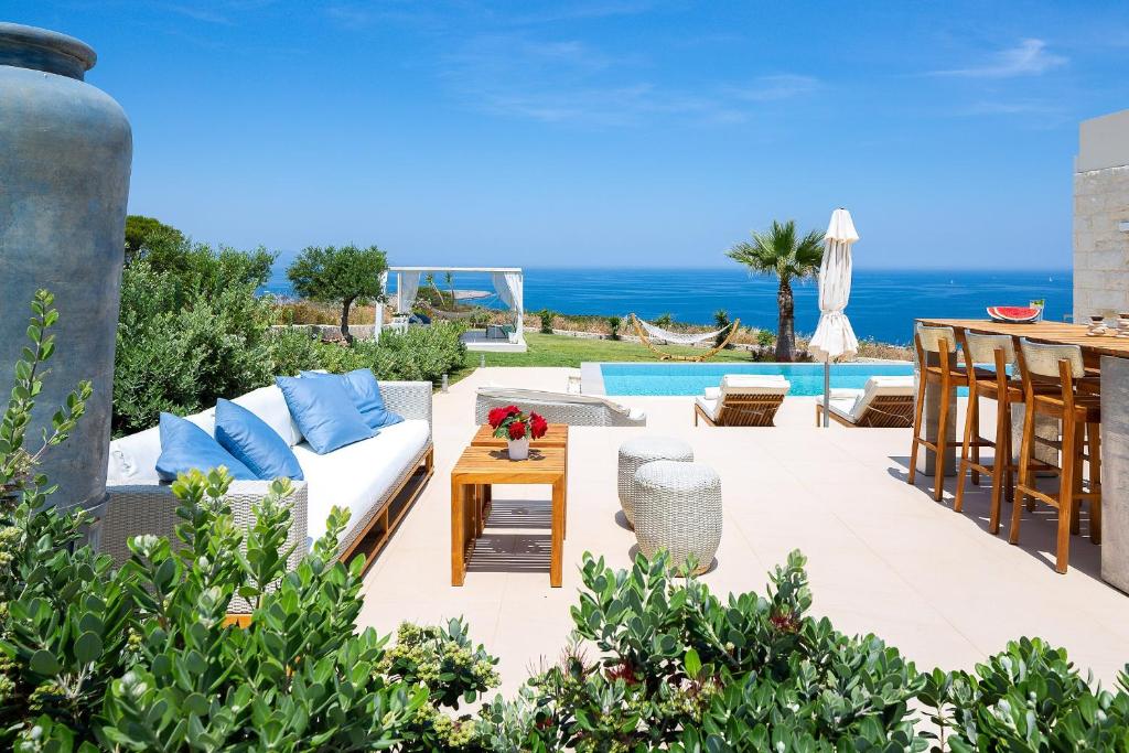 Bazén v ubytovaní Elias Luxury Villa alebo v jeho blízkosti