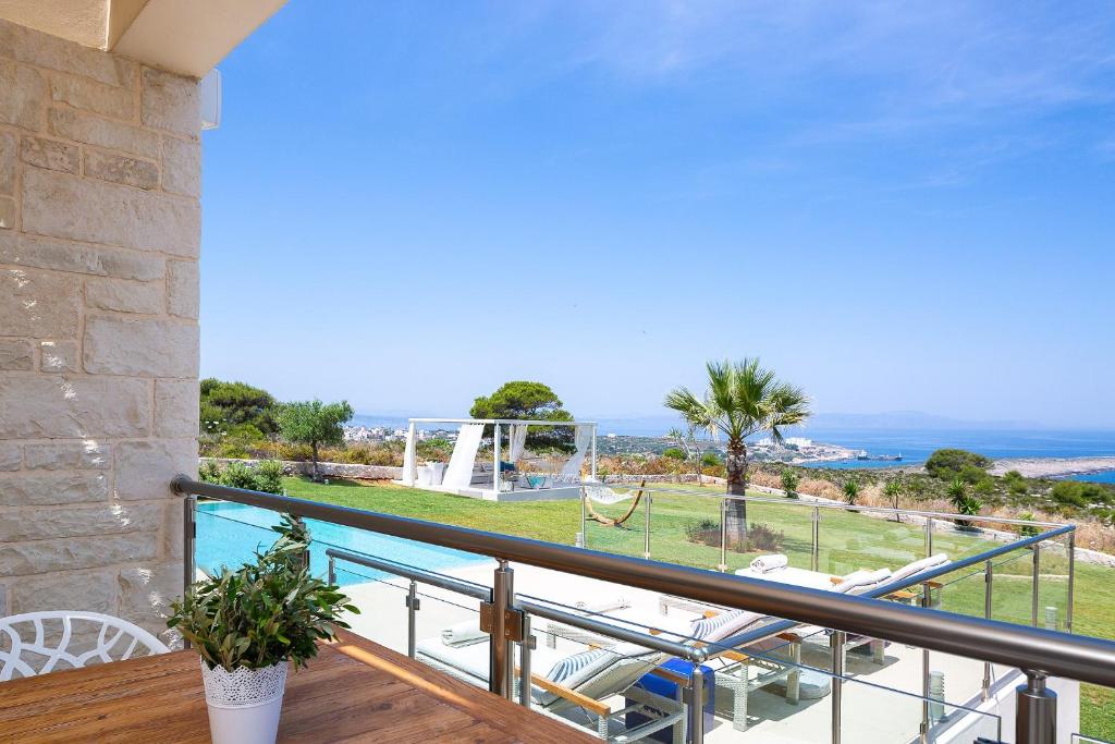 Bazén v ubytovaní Elias Luxury Villa alebo v jeho blízkosti
