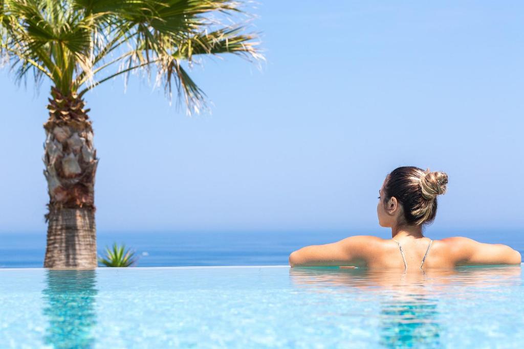 Bazén v ubytovaní Elias Luxury Villa alebo v jeho blízkosti