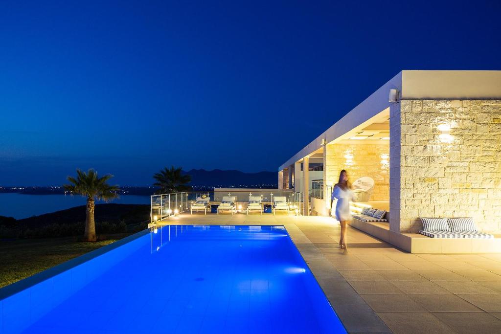 Bazén v ubytovaní Elias Luxury Villa alebo v jeho blízkosti