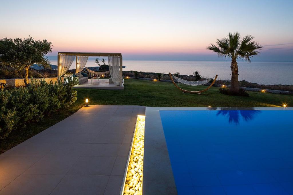 Bazén v ubytovaní Elias Luxury Villa alebo v jeho blízkosti