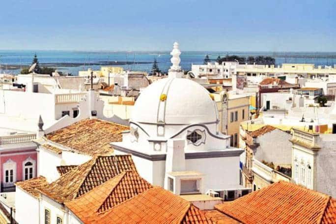 Blick auf eine Stadt mit Gebäuden und Dächern in der Unterkunft Casa da avó Lu in Olhão