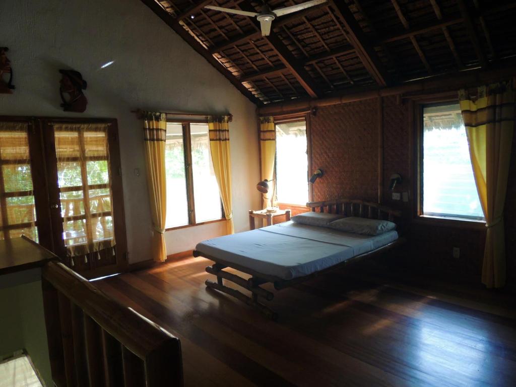 Postel nebo postele na pokoji v ubytování Coral Cay Resort, Inc.