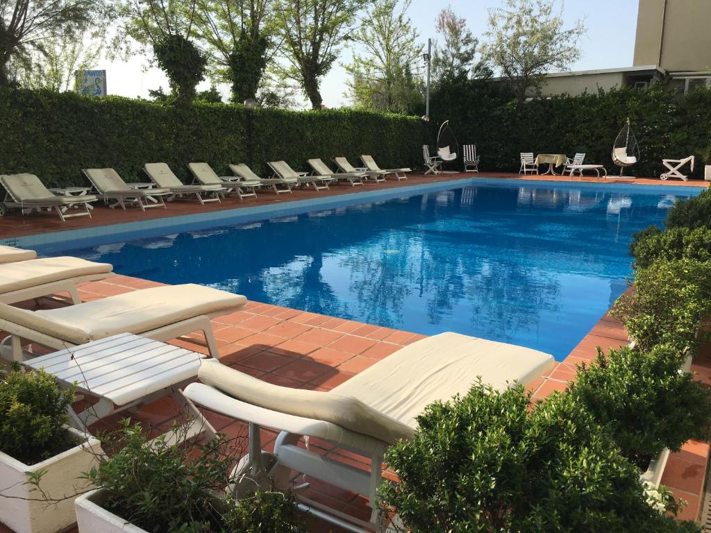 Bazén v ubytování Hotel Granada nebo v jeho okolí