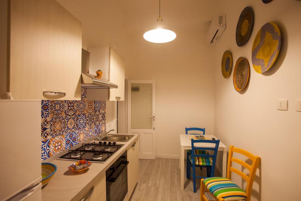 A kitchen or kitchenette at Casa degli Avi,da zio Nino nel Borgo Marinaro