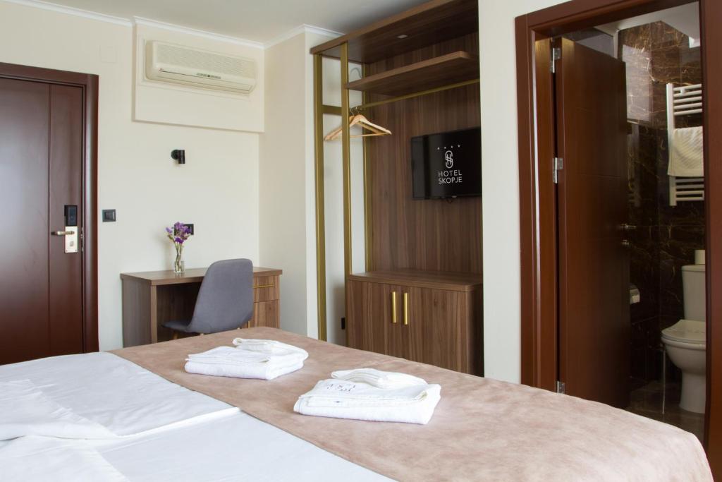 Postel nebo postele na pokoji v ubytování Hotel Skopje
