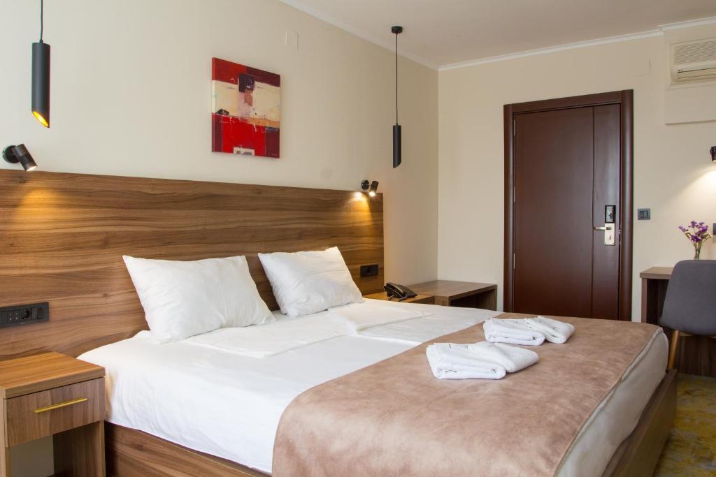 Postel nebo postele na pokoji v ubytování Hotel Skopje