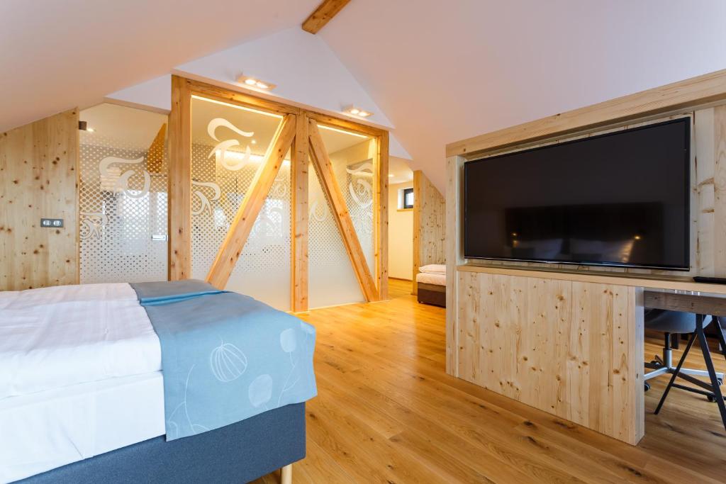 Postel nebo postele na pokoji v ubytování Restaurace a penzion Pod Lipami Metylovice
