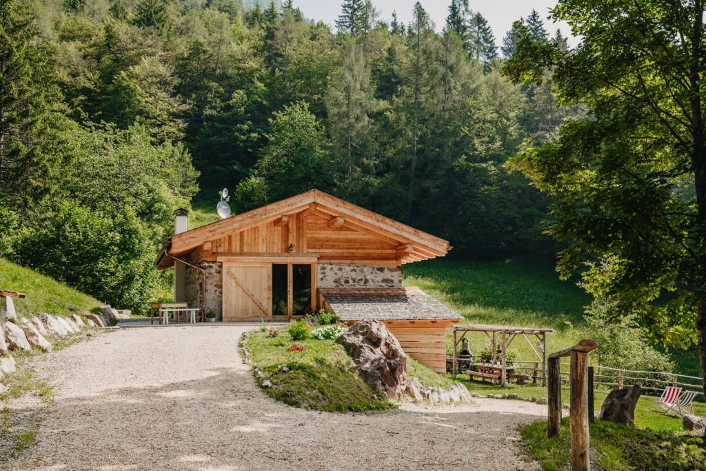 une cabine au milieu d'une forêt dans l'établissement Odomi Maso nel Bosco, à Sant'Orsola Terme