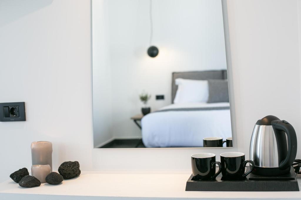 sypialnia z łóżkiem i lustrem z 2 filiżankami kawy w obiekcie Kallos Imar Boutique Hotel w mieście Mesaria
