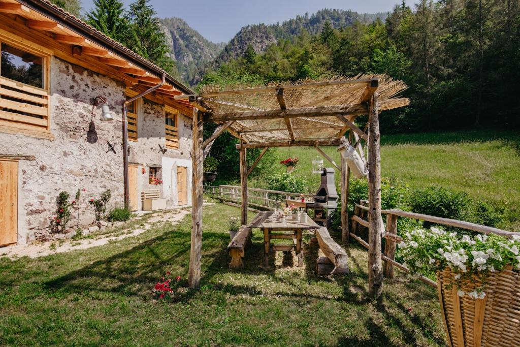 Widok na góry z tego domu w stylu alpejskim