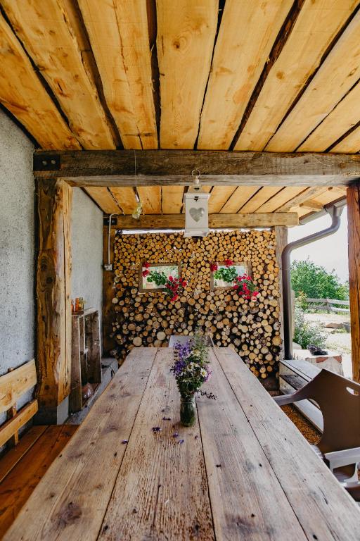 A seating area at Maso del Fieno Chalet con Sauna e Vista sulle Dolomiti