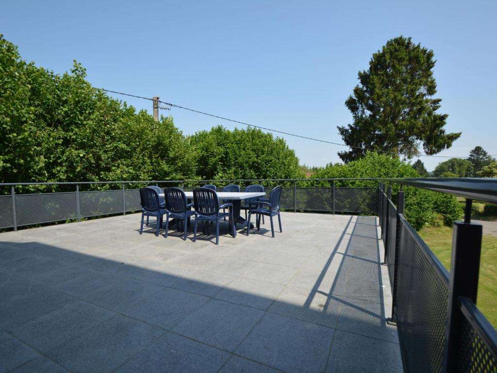 un patio avec des chaises et une table sur le toit dans l'établissement Lovely Holiday Home in Daverdisse with Terrace, à Daverdisse