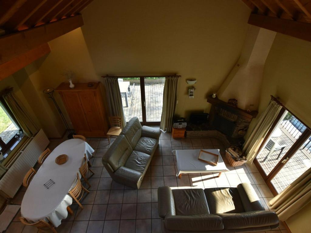 einen Luftblick auf ein Wohnzimmer mit einem Sofa in der Unterkunft Attractive Holiday Home in Xhoffraix with Barbecue in Longfaye