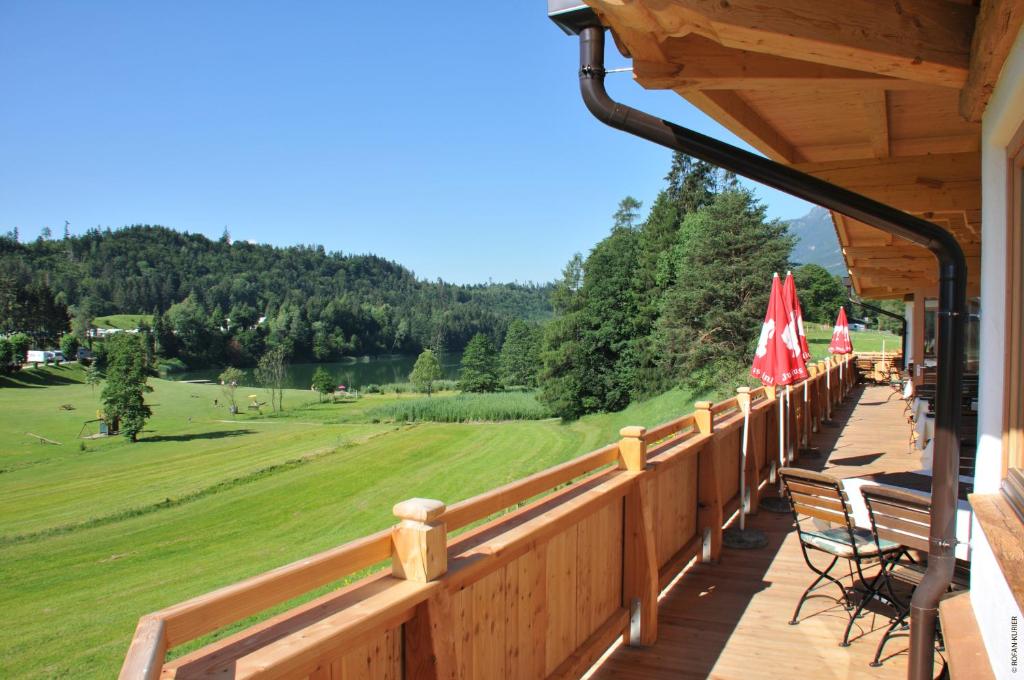 Vista generica sulle montagne o vista sulle montagne dall'interno dell'agriturismo