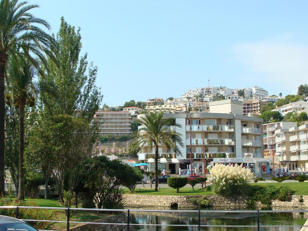 vistas a una ciudad con palmeras y edificios en Alpen1 Forner, en Peñíscola