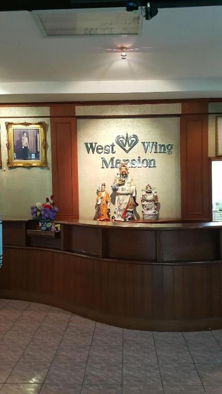 een bord voor de westelijke vleugel van de westelijke vleugel van een gebouw bij West Wing Mansion in Bangkok