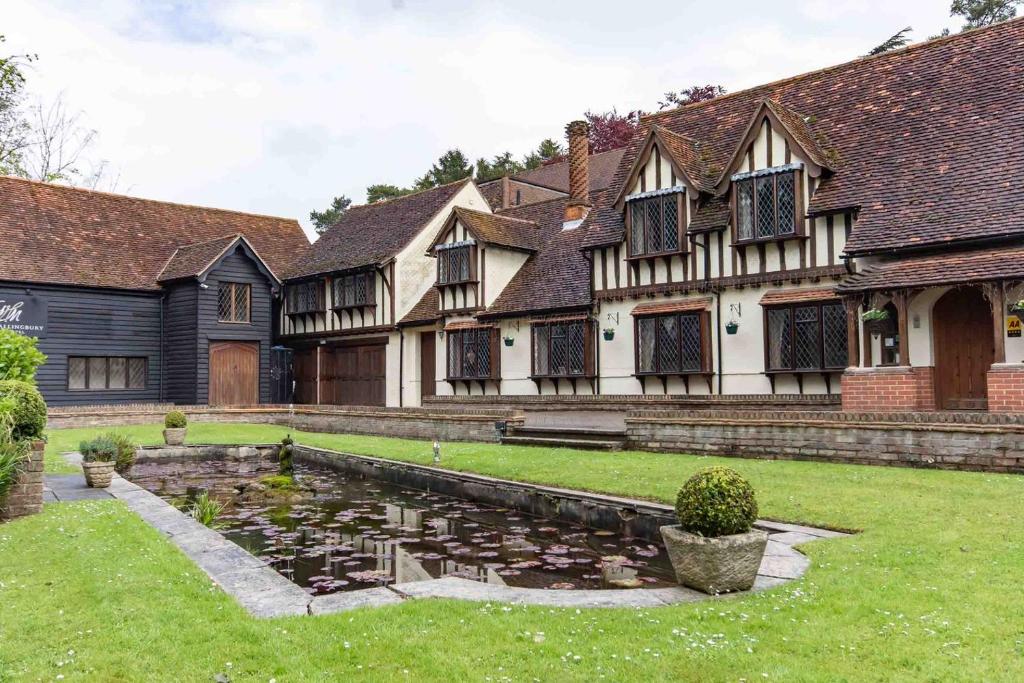 Сад в Great Hallingbury Manor & Lodges London Stansted
