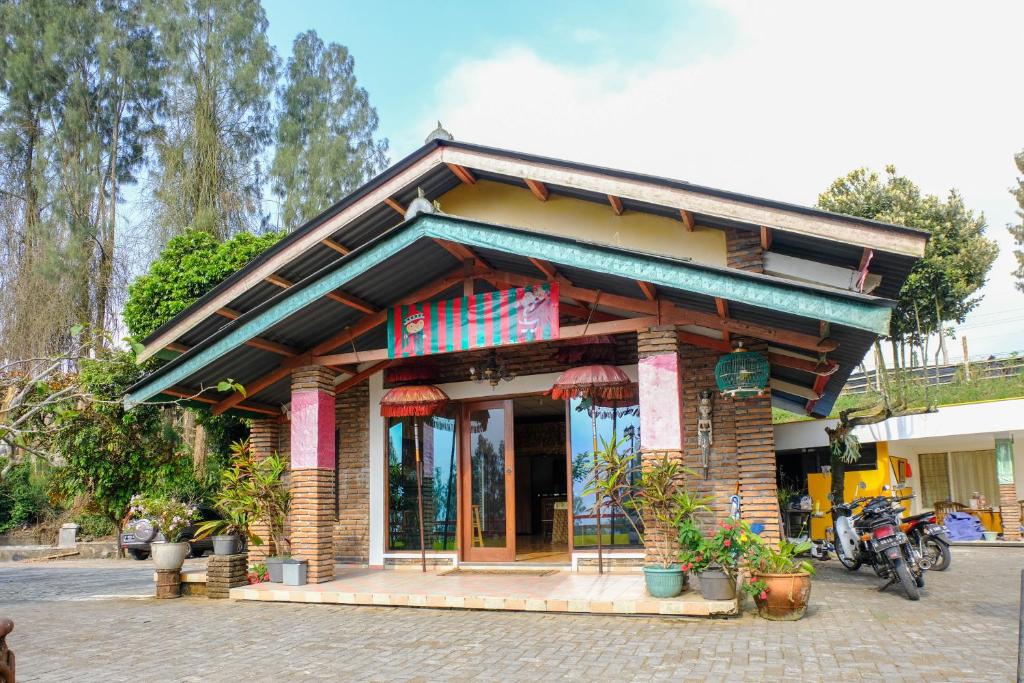 un edificio con un cartello sulla parte anteriore di RedDoorz near STAB Syailendra Kopeng a Salatiga