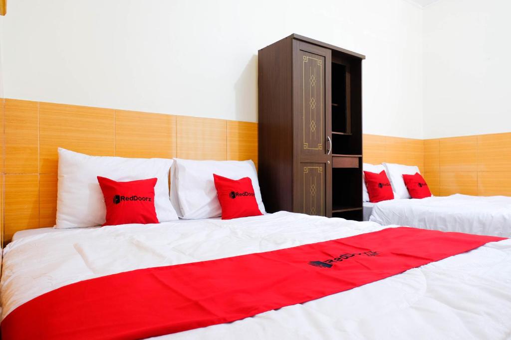 Letto o letti in una camera di RedDoorz near STAB Syailendra Kopeng