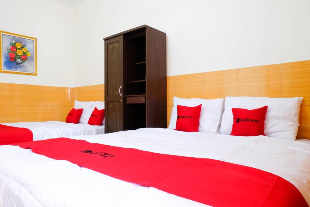 Letto o letti in una camera di RedDoorz near STAB Syailendra Kopeng