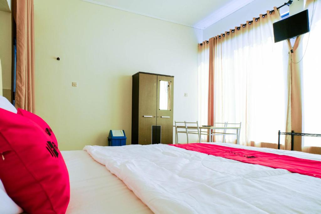 Letto o letti in una camera di RedDoorz near STAB Syailendra Kopeng