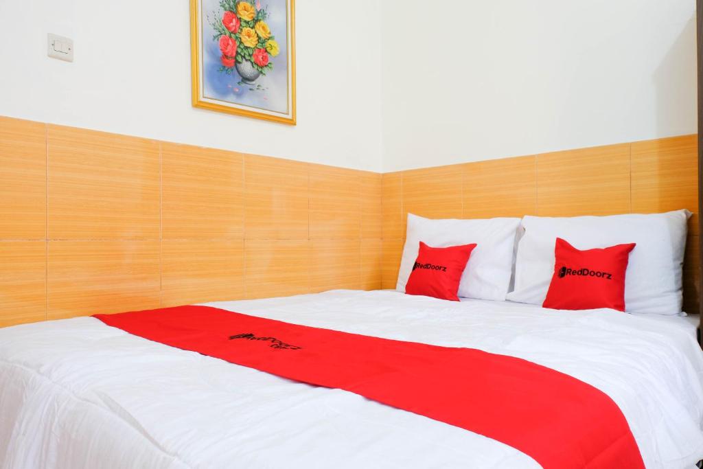 Letto o letti in una camera di RedDoorz near STAB Syailendra Kopeng