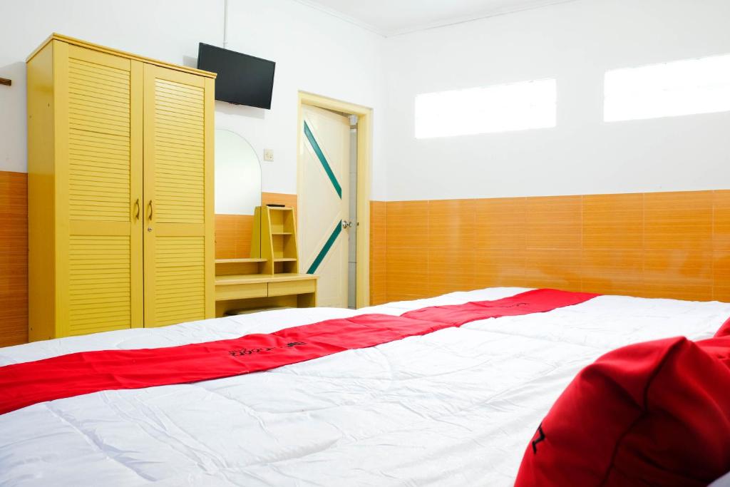 Letto o letti in una camera di RedDoorz near STAB Syailendra Kopeng