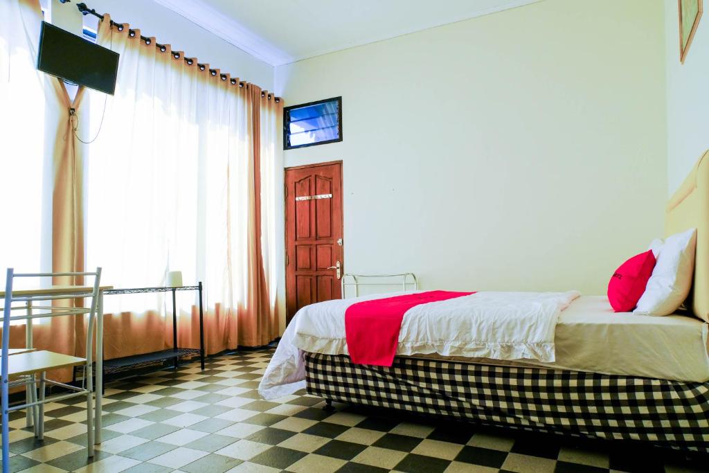 Letto o letti in una camera di RedDoorz near STAB Syailendra Kopeng