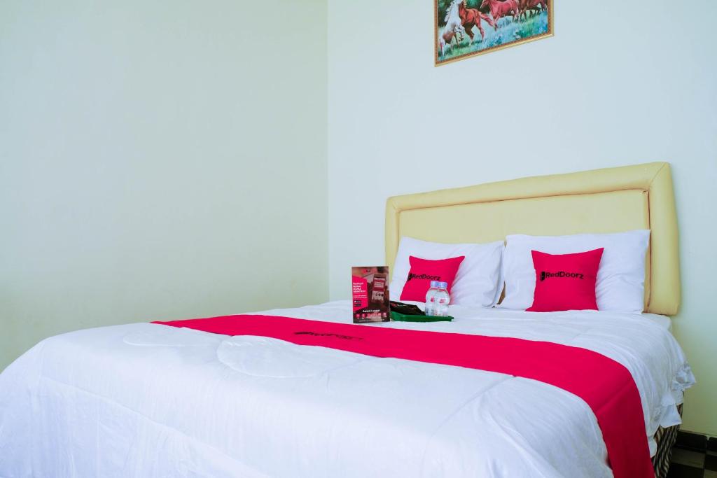 Letto o letti in una camera di RedDoorz near STAB Syailendra Kopeng