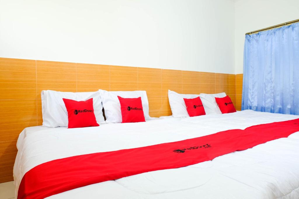 Letto o letti in una camera di RedDoorz near STAB Syailendra Kopeng