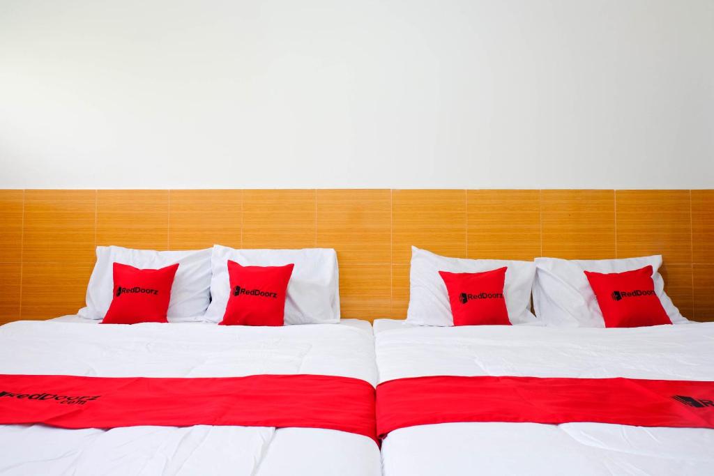 Letto o letti in una camera di RedDoorz near STAB Syailendra Kopeng