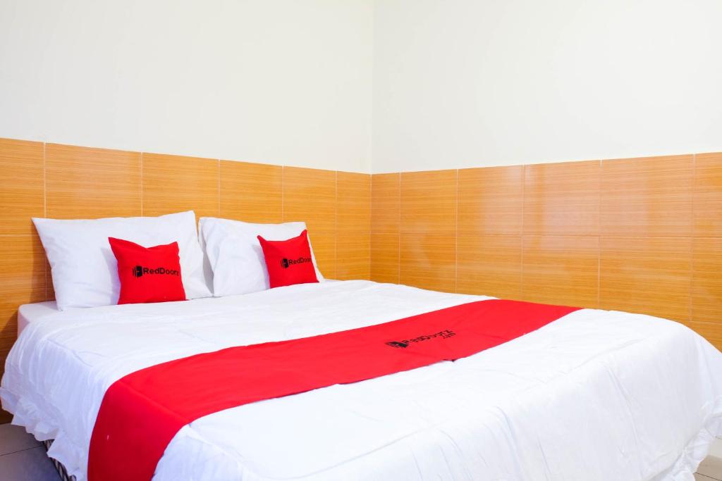 Letto o letti in una camera di RedDoorz near STAB Syailendra Kopeng