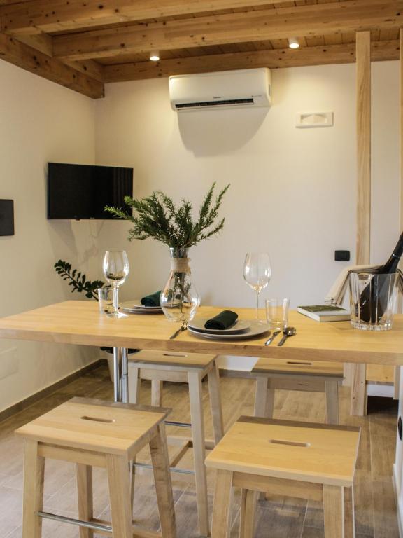 Телевизор и/или развлекательный центр в La Dimora apartments