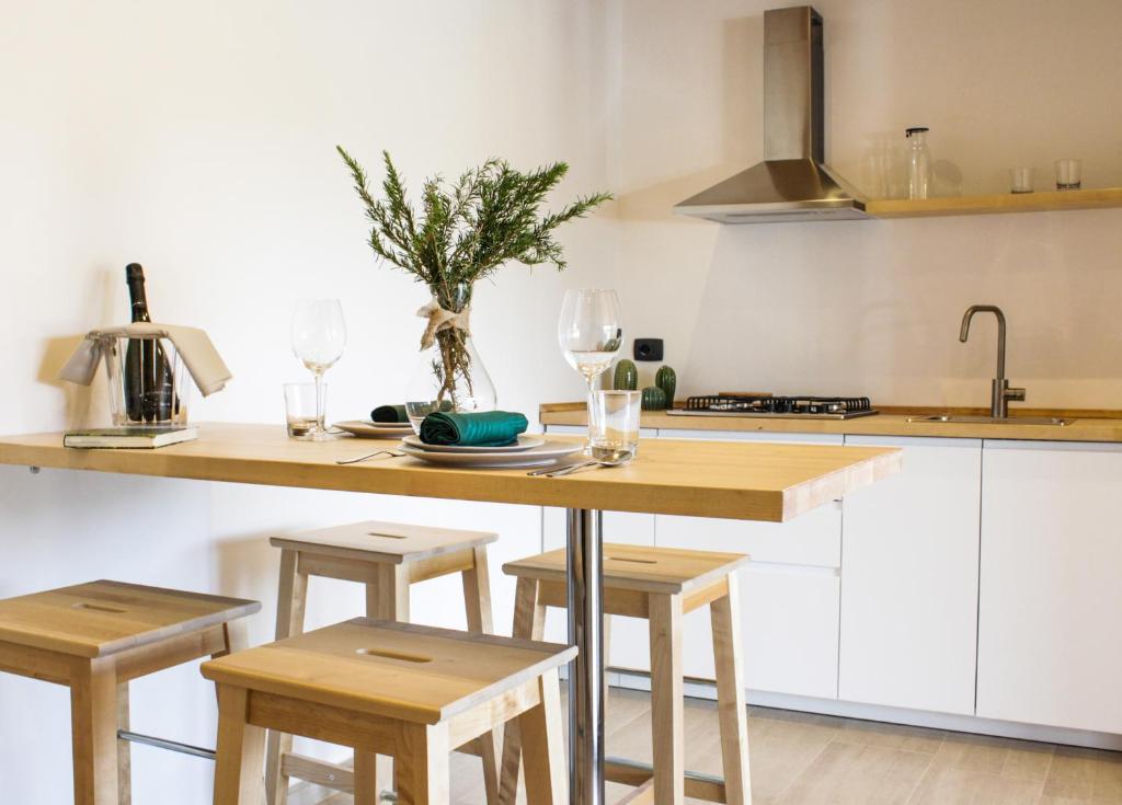 Кухня или мини-кухня в La Dimora apartments
