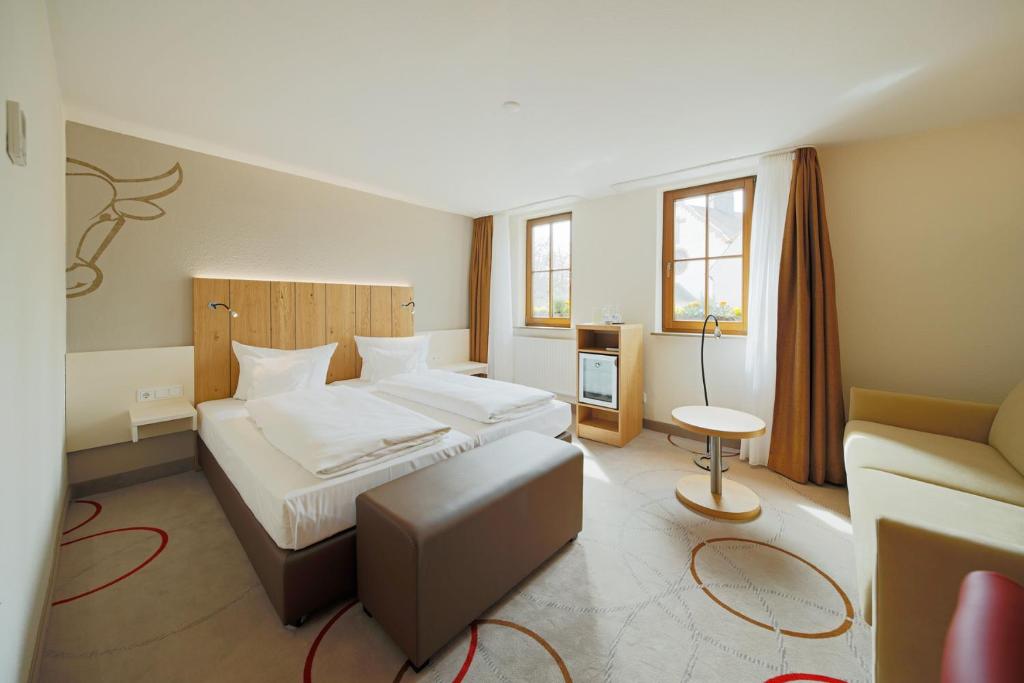 Postel nebo postele na pokoji v ubytování Hotel Zum Goldenen Ochsen am Schlossgarten