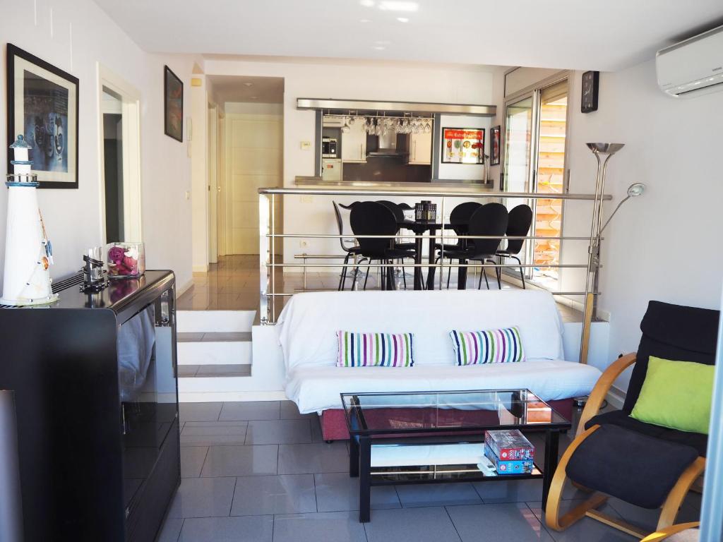 Η κουζίνα ή μικρή κουζίνα στο Saromar II Apartament amb dues terrasses per 6 persones a 5 minuts de la Platja Gran