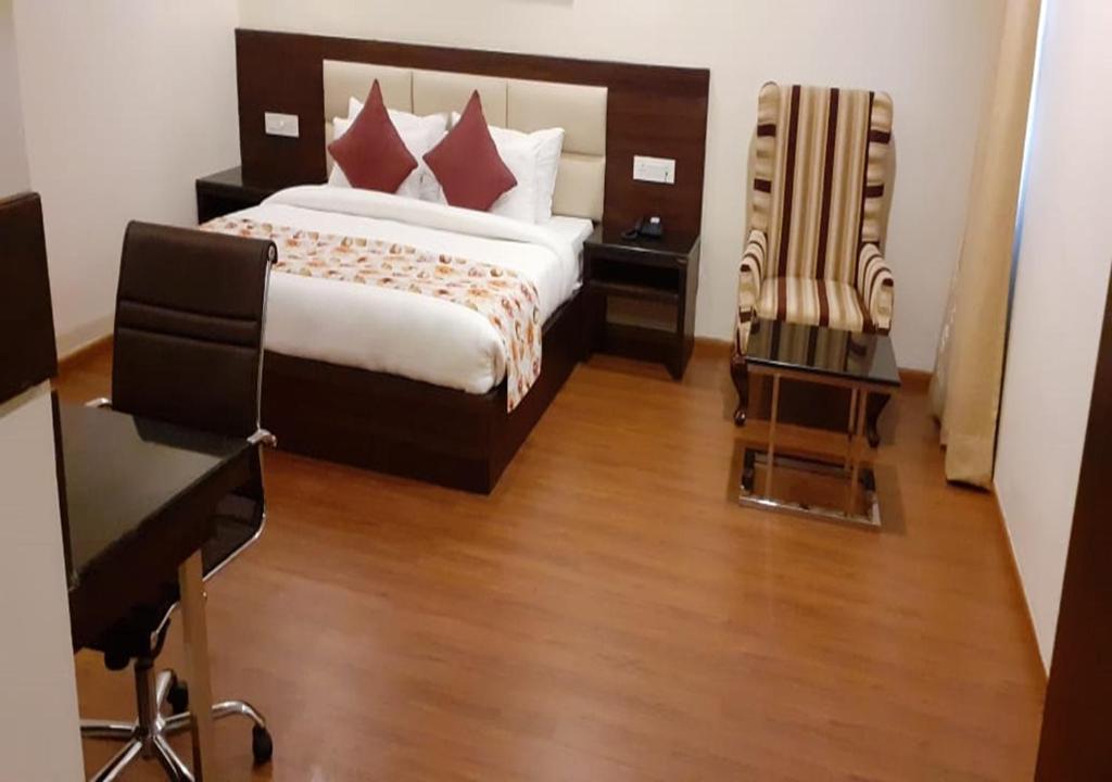 เตียงในห้องที่ Clarks Inn Suites Katra