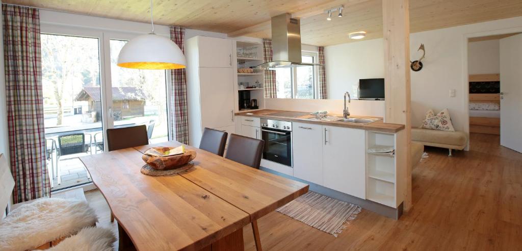 cocina y comedor con mesa de madera en Haus Elise, en Füssen