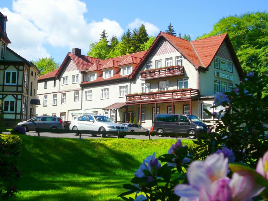 ein großes Gebäude mit davor geparkt in der Unterkunft Waldhotel Friedrichroda in Friedrichroda