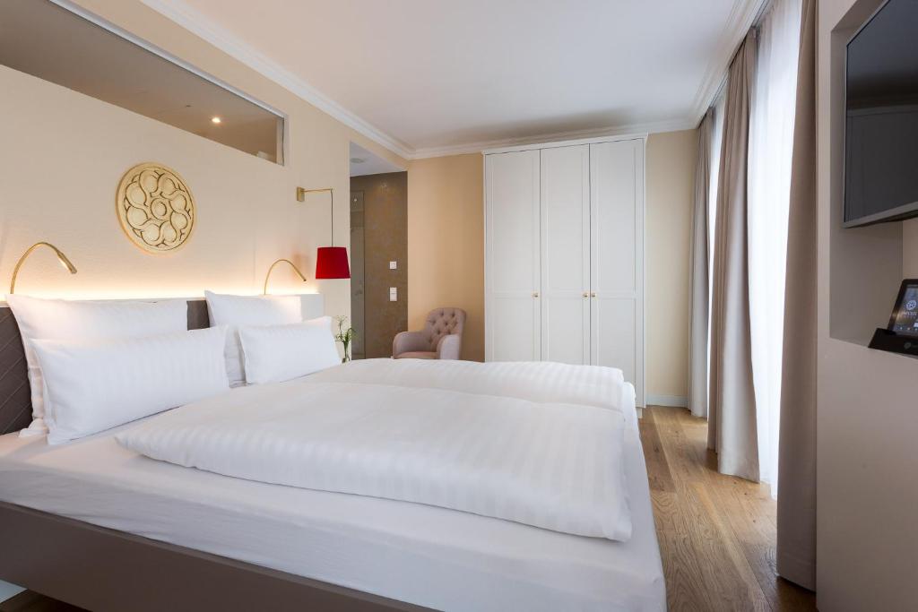 Postel nebo postele na pokoji v ubytování EMICH´S Hotel