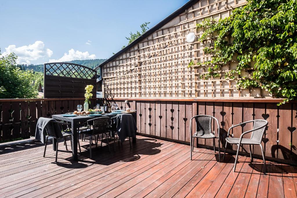 Balkón alebo terasa v ubytovaní Apartamenty ForRest Nowotarska