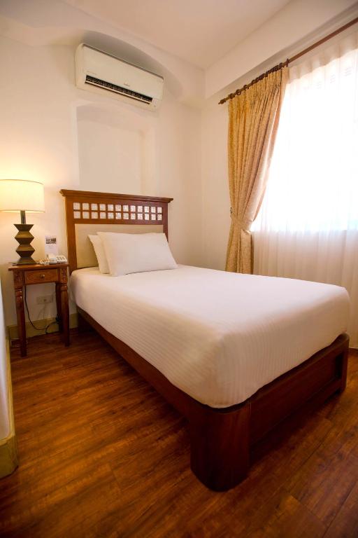 Postel nebo postele na pokoji v ubytování Hotel Emilia