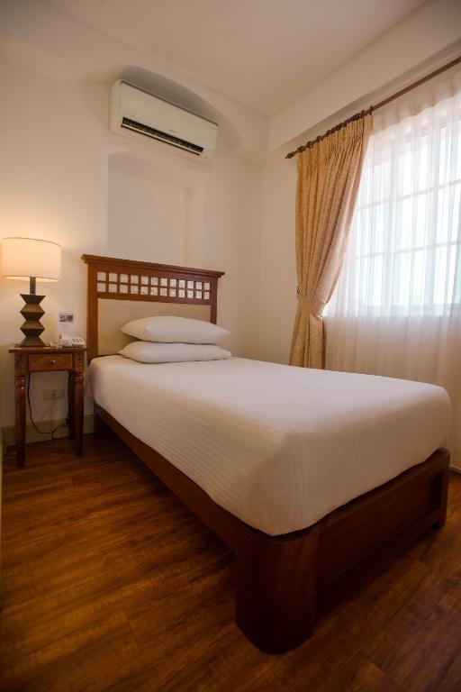 Postel nebo postele na pokoji v ubytování Hotel Emilia
