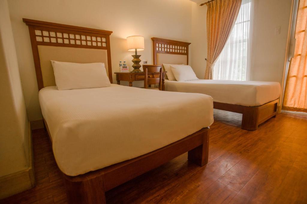 Postel nebo postele na pokoji v ubytování Hotel Emilia