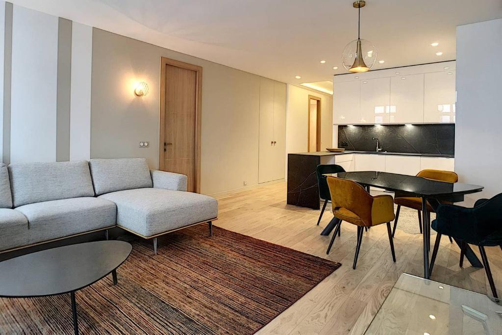 - un salon avec un canapé et une table dans l'établissement Luxe et Confort - Proche Palais et plages - A/C, à Cannes