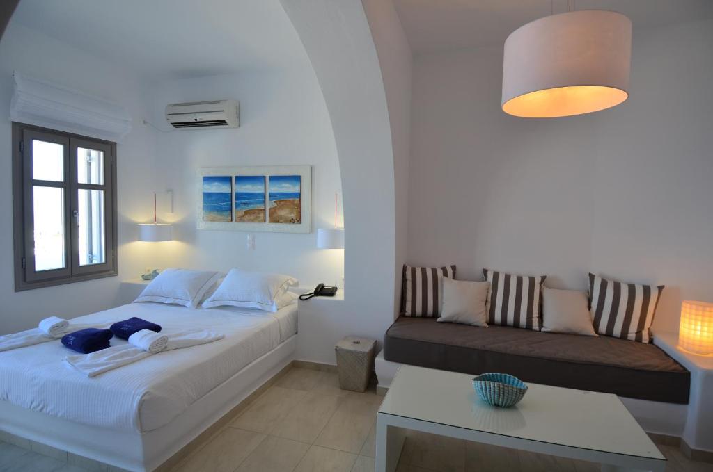 a bedroom with two beds and a couch at Mar Inn Hotel in Chora Folegandros