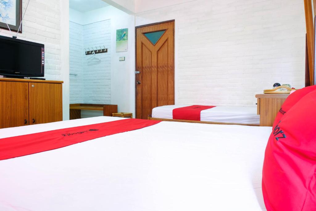 TV a/nebo společenská místnost v ubytování RedDoorz Syariah near Kopeng Treetop Adventure